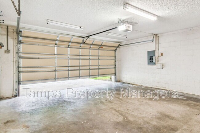 Building Photo - 16214 Pebblebrook Dr