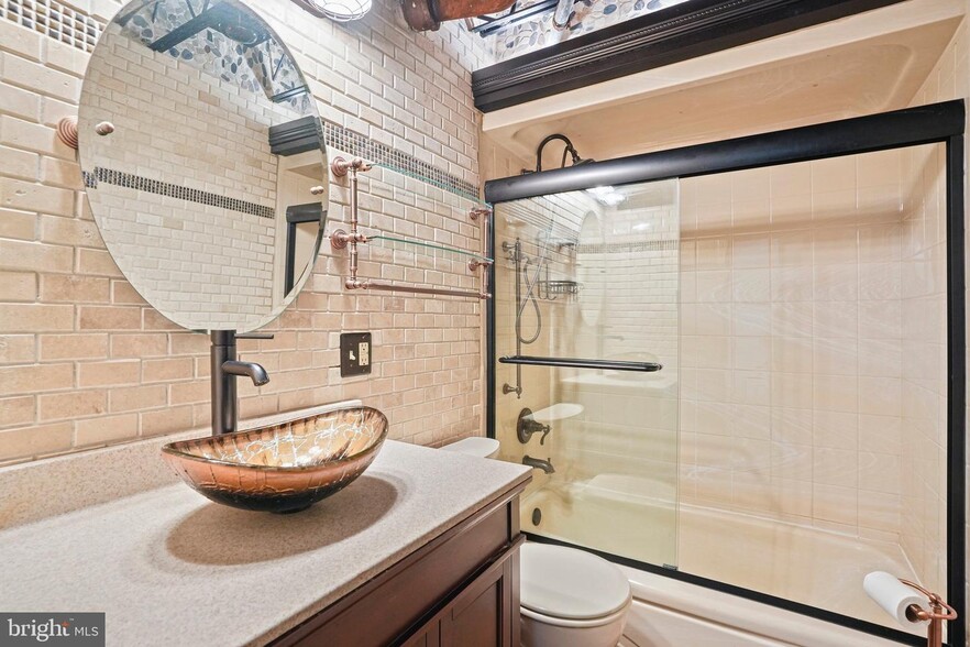 Loft style bathroom - 575 Thayer Ave