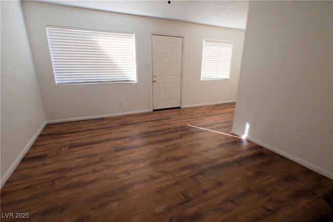 Building Photo - 2608 E Mesquite Ave