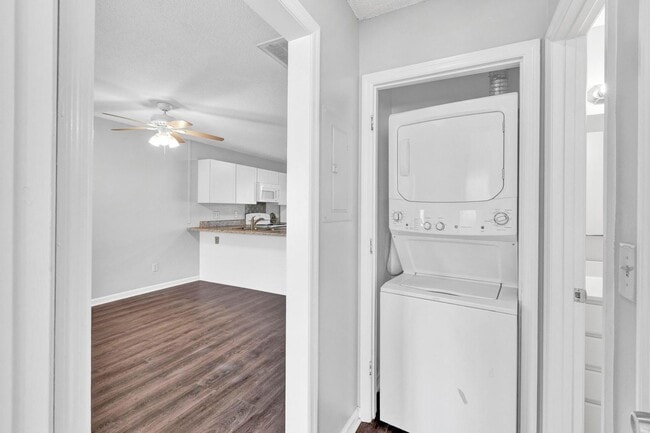 Building Photo - Second Floor Apartment Available in Wilmington!