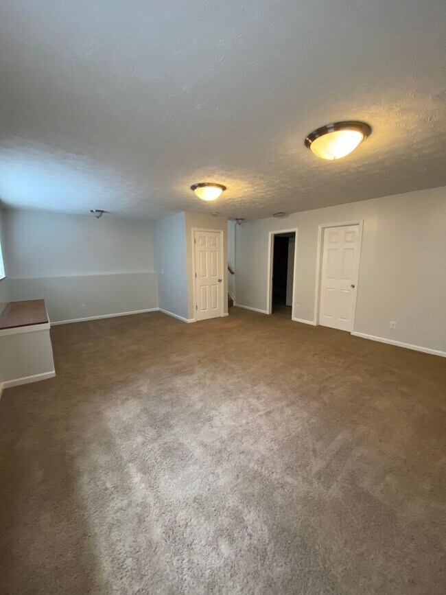 Building Photo - Spacious 4-Bedroom  home for Rent in Fairb...