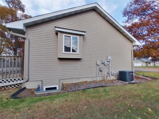 Building Photo - 2661 Oak Ridge Dr