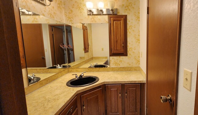 Building Photo - LYNNWOOD Spacious 3 bdrm + Den & Family Room Home