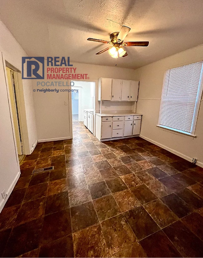 Building Photo - 3 bed 1 bath house - Near ISU