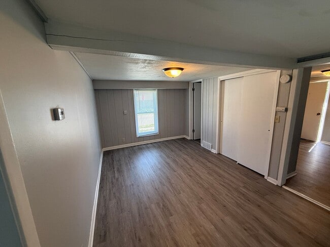 Building Photo - Updated 1-Bedroom with Private Fenced Yard...