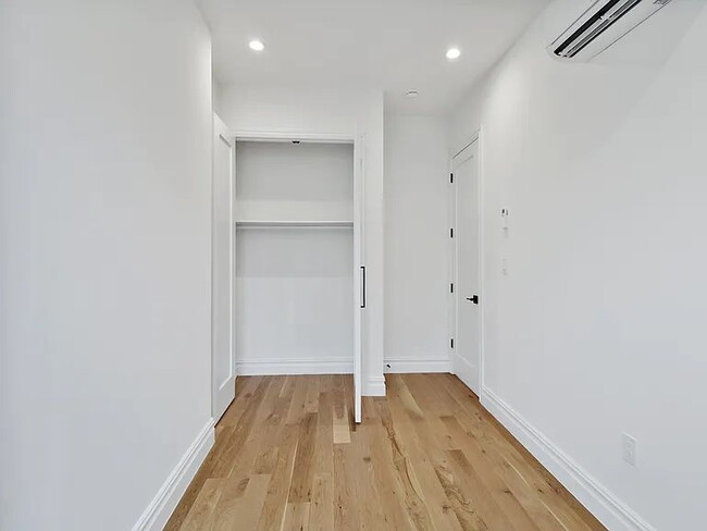 Building Photo - "Charming 2-Bed Oasis in Brooklyn's Heart – Your Perfect Urban Retreat!"