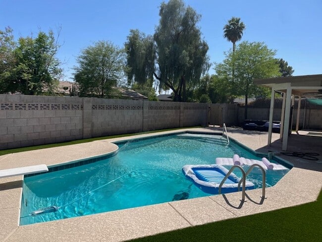 Building Photo - 6 Bed/4.5 Bath Home Close to ASU