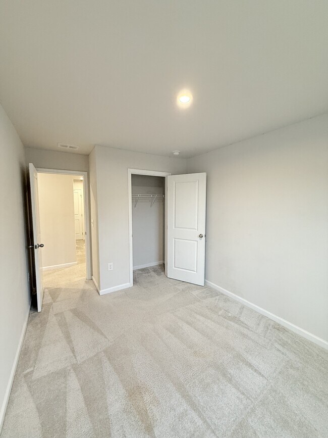 Building Photo - 400 el Camino Dr