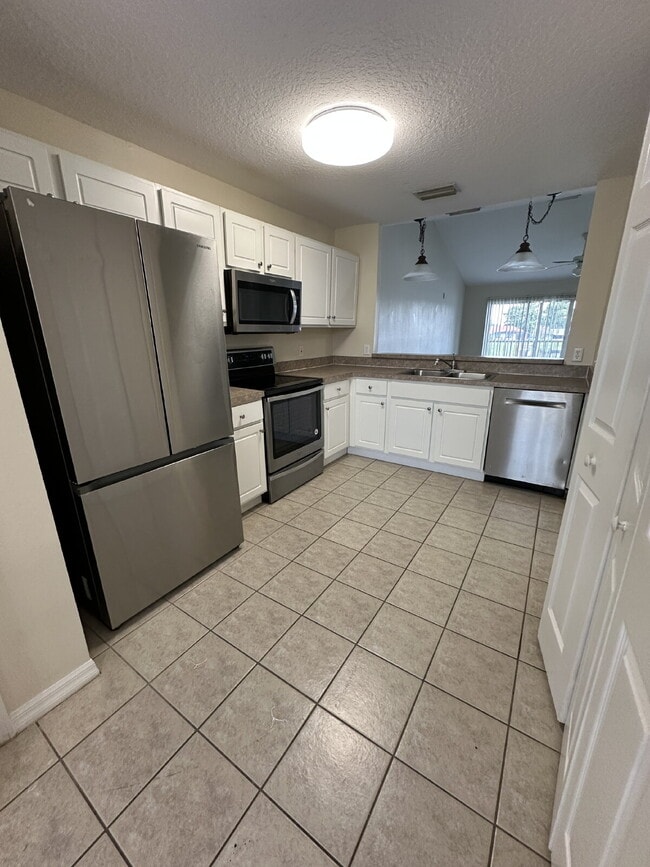 Building Photo - "Charming 2-Bed, 2-Bath Retreat with 1212 ...