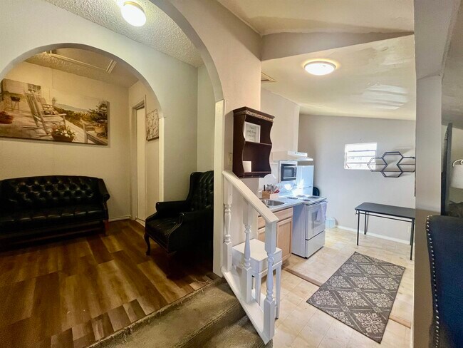 Building Photo - 1410 Rosewood Dr