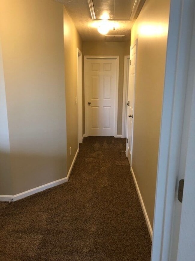 Building Photo - Brentwood Townhome For Lease
