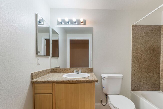 Building Photo - Move-in ready 2-bedroom 2-bath condo in th...