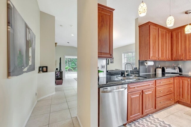 Building Photo - 14211 W La Sedona Cir