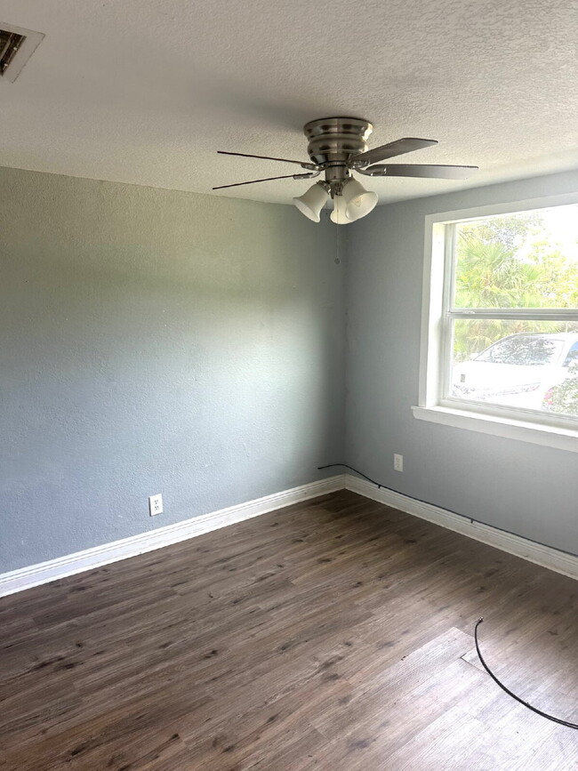 Building Photo - Location, Location, location! Two Bedroom,...