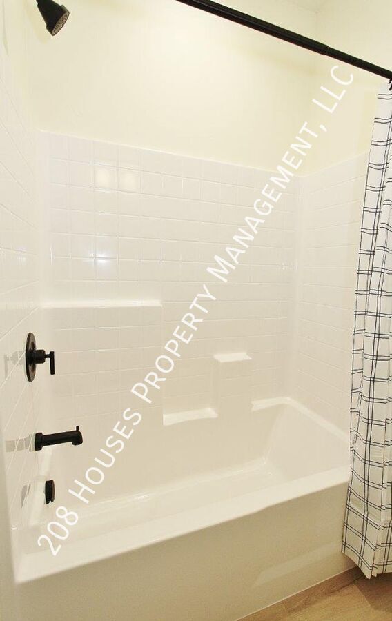 Building Photo - Immaculate Main-Level Apartment *75% Off F...