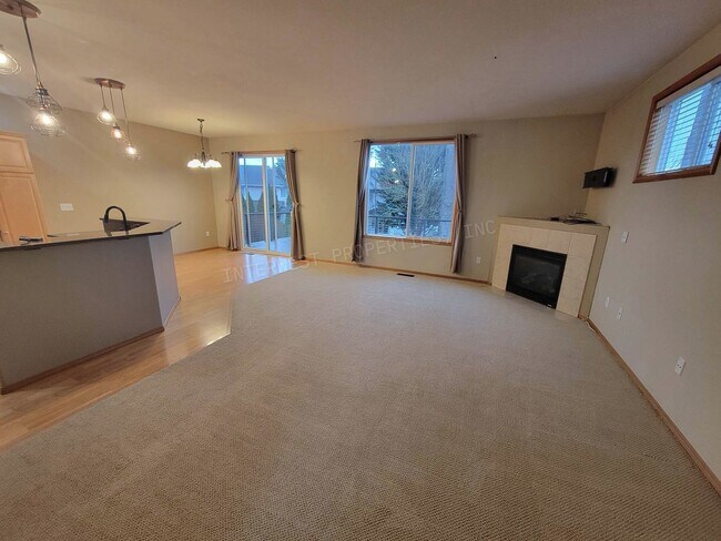 Building Photo - *1/2 OFF 1ST MONTH'S RENT* Large 3 Bed 2.5Ba Vancouver Beauty W/ Gas Fireplace, Dog Run, Fenced Y...