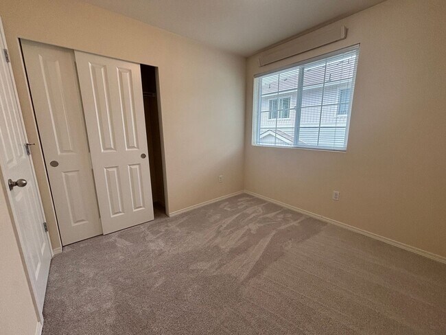 Building Photo - 3 Bedroom Condo in Dupont