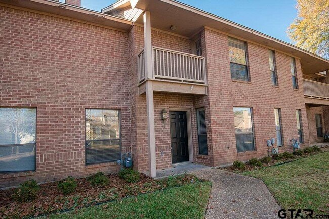 Building Photo - 5907 Hollytree Dr