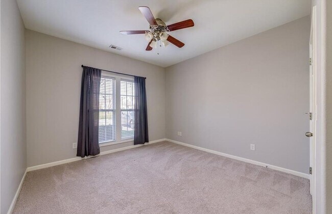 Building Photo - Very nice townhome with primary bedroom on...