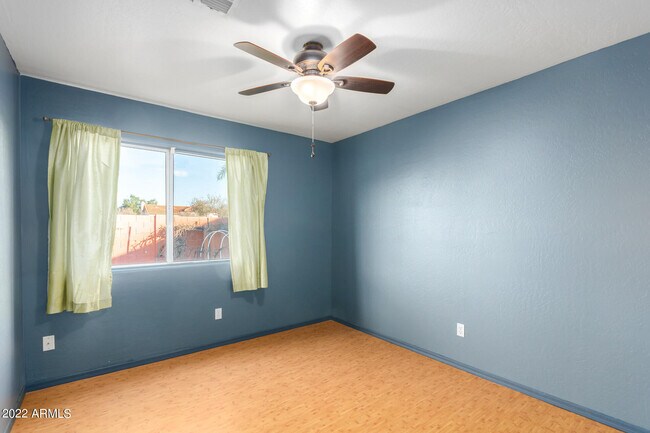 Building Photo - 525 N Val Vista Dr