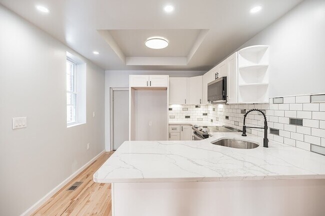 Building Photo - 5611 Arlington St