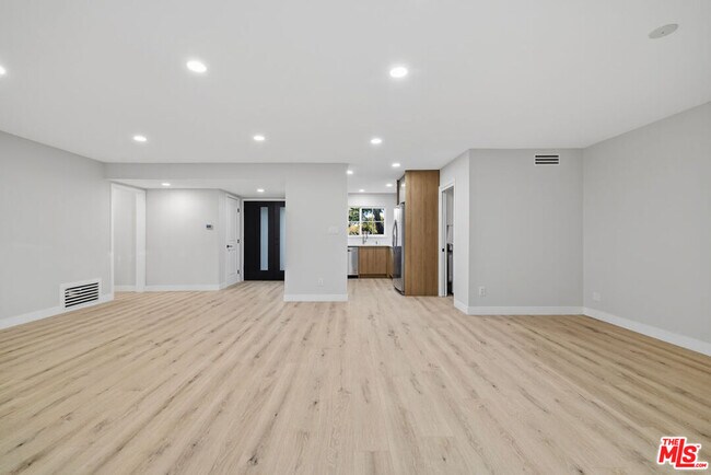 Building Photo - 10557 Reseda Blvd