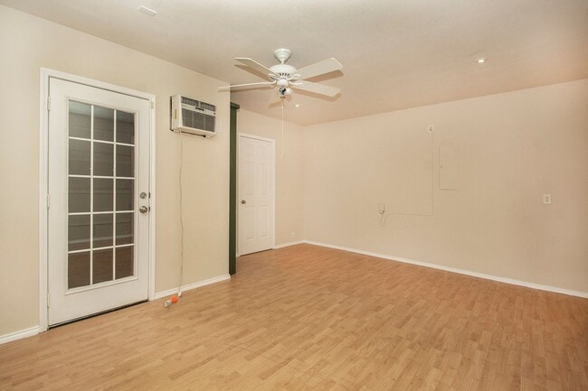 Building Photo - Cute house in Sherman for lease