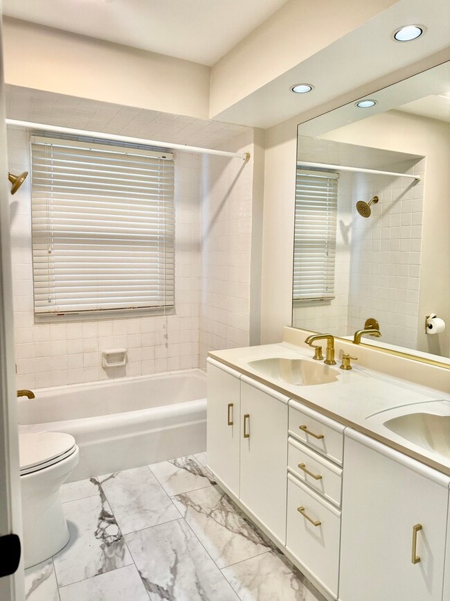 Building Photo - 619 41st St