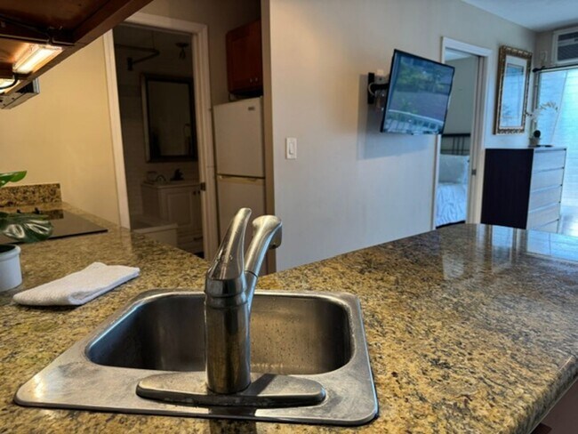 Building Photo - One Bedroom in Honolulu at Queens Villa