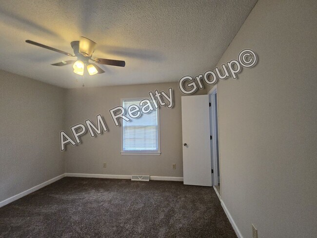 Building Photo - Spacious three bedroom West Columbia home