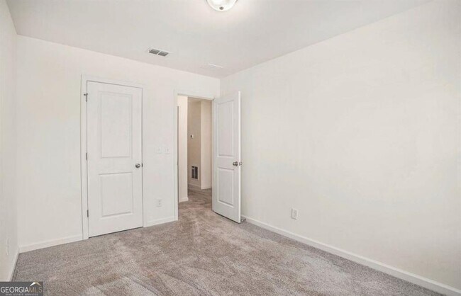 Building Photo - 312 Penn Sta Wy