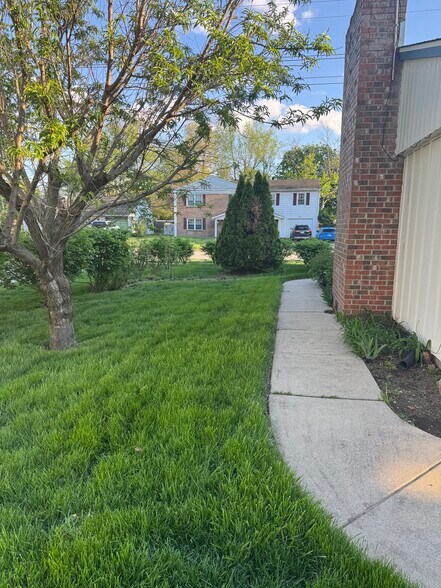 Building Photo - 1900 Beck Ln