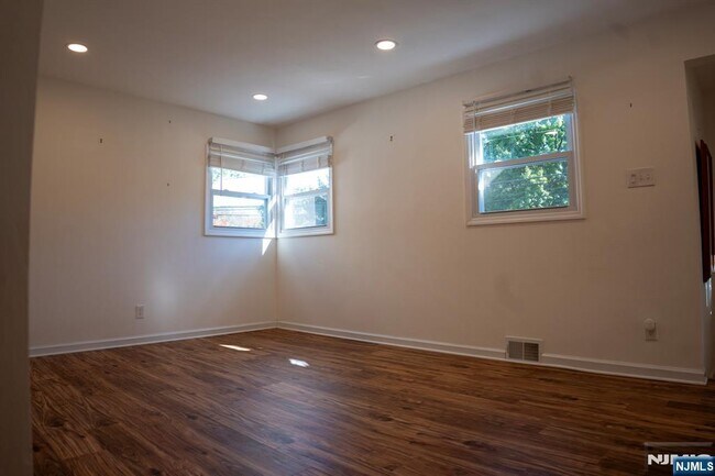 Building Photo - 58 Elm St