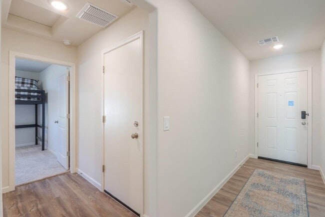 Building Photo - 2400 Tapatio Dr