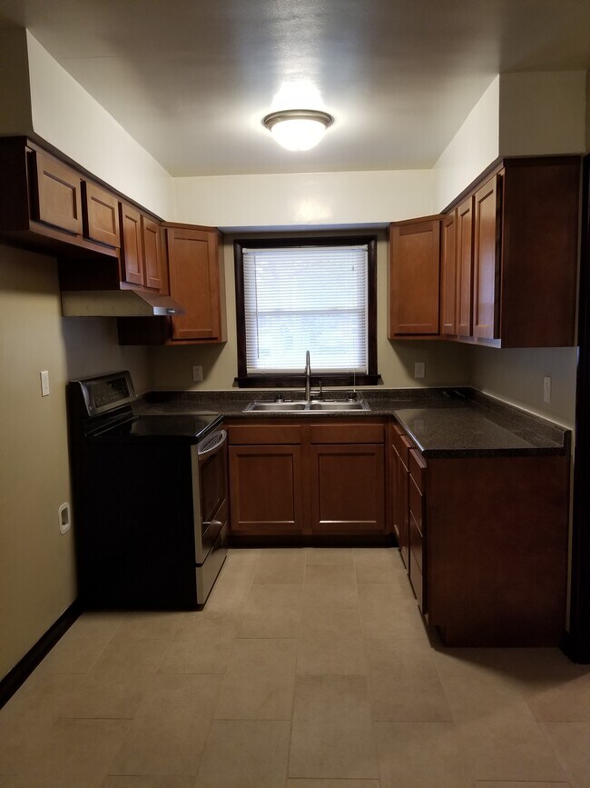 Building Photo - 305 Woodview Ave