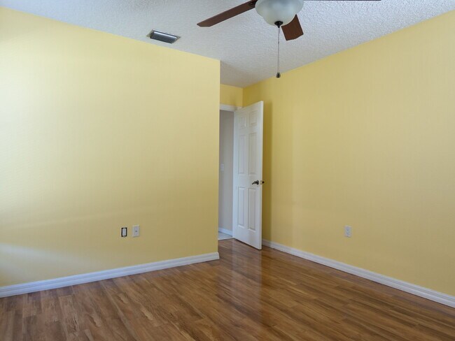 Building Photo - Enjoy Florida living in this spacious 3BR/...