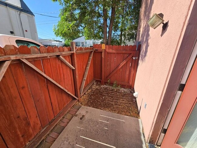 Building Photo - Charming 2BD/2BA Ground-Floor Apartment in...