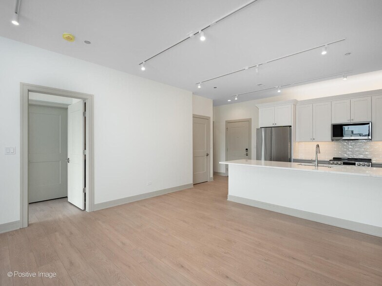 Building Photo - 3202 N Racine Ave