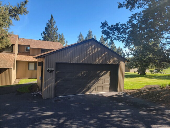 Building Photo - 6901 Robin Ct