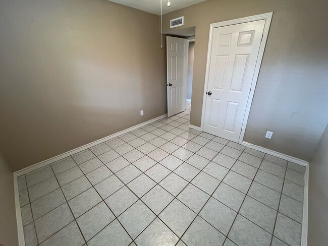 Building Photo - 6700 Forestview Dr