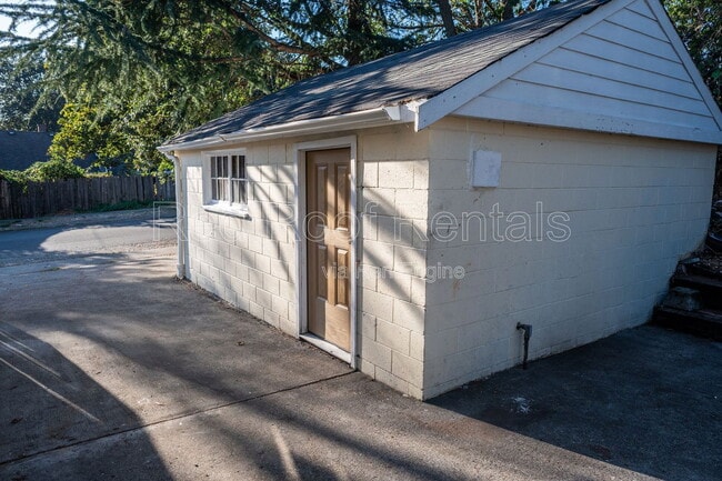 Building Photo - 5611 S Pine St