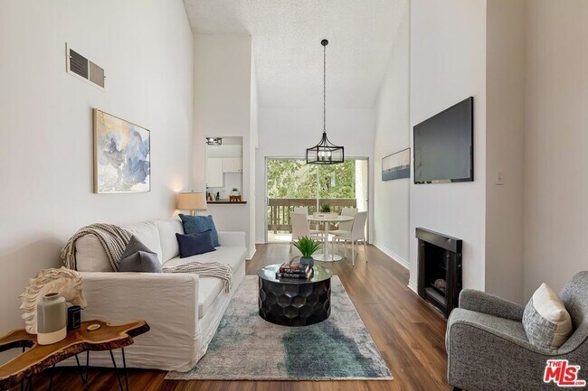 Building Photo - Beautiful 1 bed 3rd floor (top) condo in lakeside community in Culver City