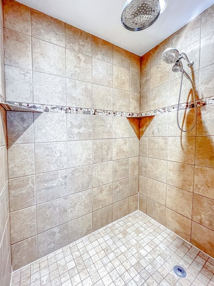 Bathroom #1: Master - 4001 W Baywood Dr