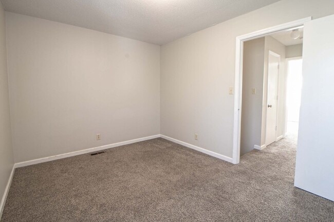 Building Photo - 810 Golf View Pl