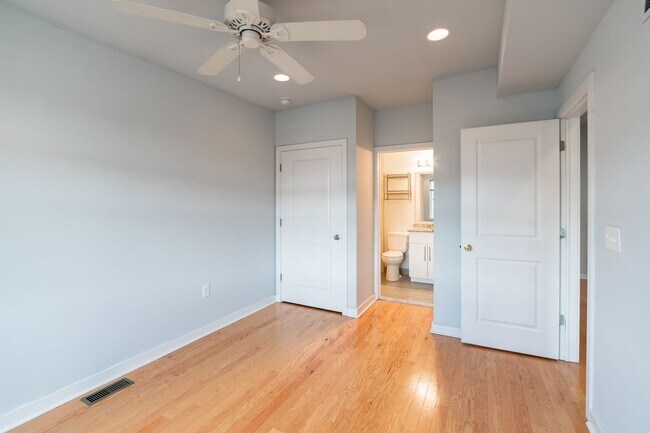 Building Photo - Five Bed Manayunk Apartment