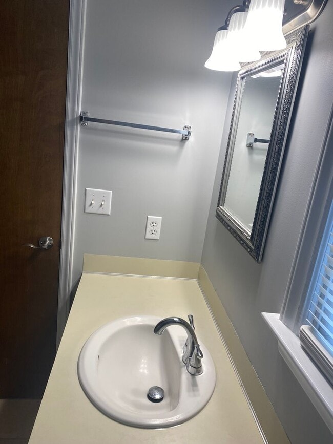 Building Photo - Charming 3 bed 2 bath Cape Cod for rent