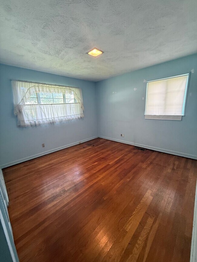 Building Photo - 313 Belmont Dr