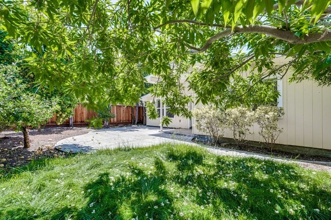 Building Photo - Spacious 4 Bed 3 Bath Home in Highly Desir...