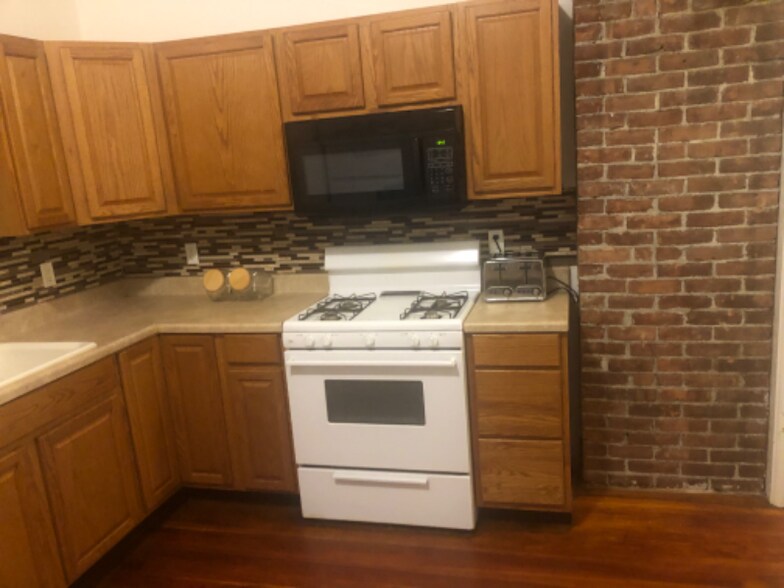 Building Photo - 35 River St