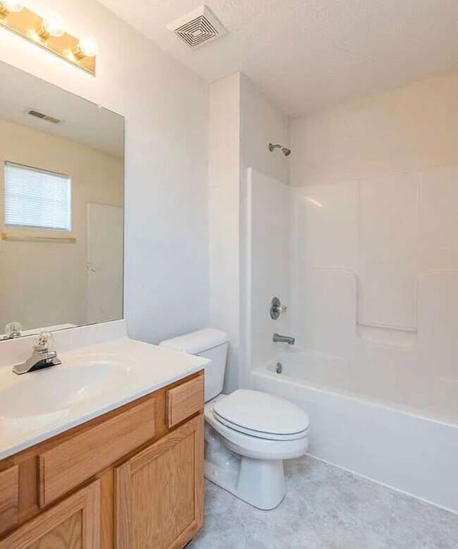 Building Photo - COMING SOON! 3 Bed 2 Bath Single Family Home w/ Garage!